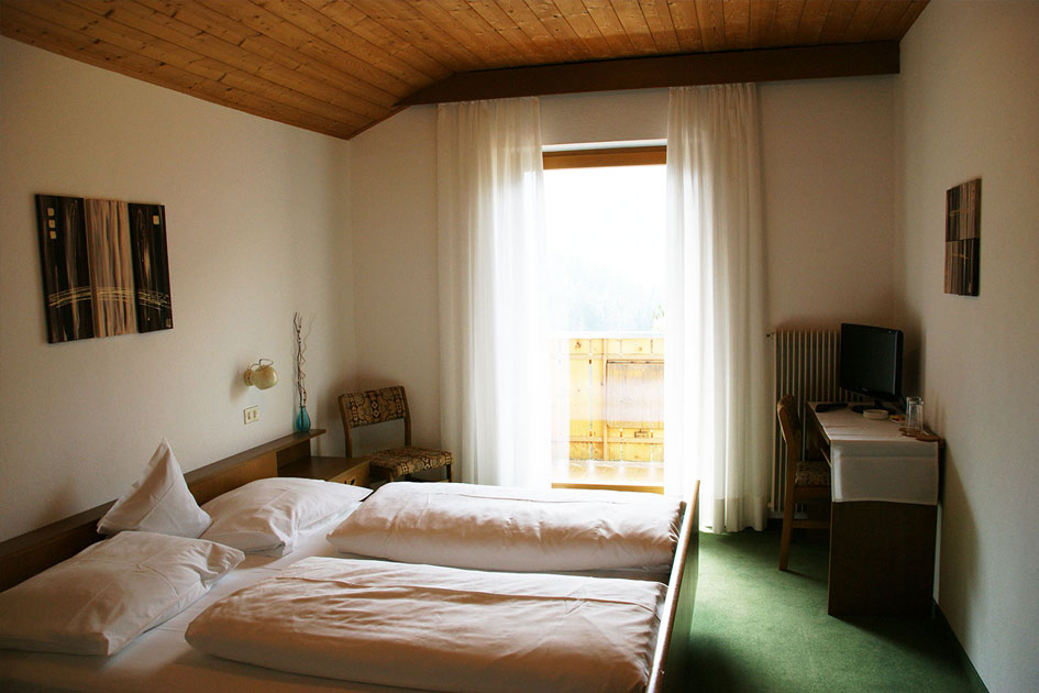 hotel_enzian_tiers_zimmer-standard_01.jpg